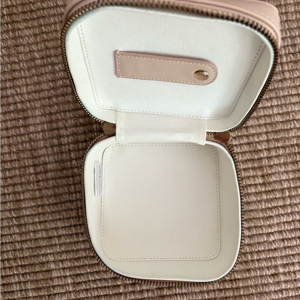 Essential Tech Case - Picture 2 of 7